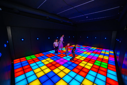 最新の企業 ソリューションについて インタラクティブLEDフロアタイルがブランドイベントを盛り上げる方法：100個の最小発注数量からグローバル配送まで