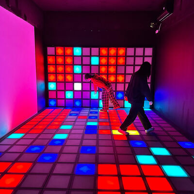 インタラクティブなLEDフロア 30x30cm RGBタイルとゲームとエンターテインメントのための1000レベル