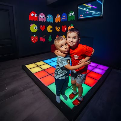 よい価格 インタラクティブな床タイル LEDジャンピンググリッド インタラクティブなゲーム 娯楽 オンライン