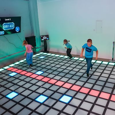品質 LEDフロア インタラクティブライト アクティブ 300+ ゲーム インタラクティブ LEDダンスフロア 工場 工場