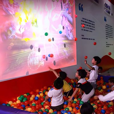 よい価格 アミューズメントパーク 楽しいゲーム オールインワン デジタルディスプレイ ゲーム インタラクティブなプロジェクション オンライン