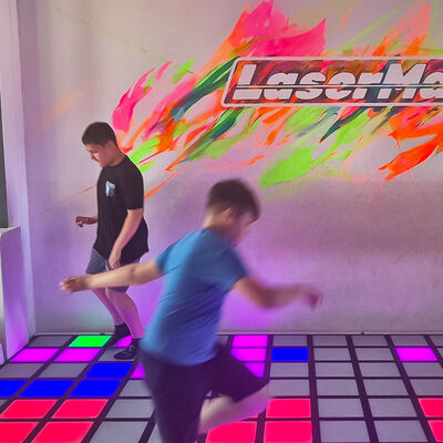 よい価格 ダンスおよびグリッド ゲーム用の 1000 レベルを備えた 30x30cm RGB インタラクティブ LED フロア オンライン