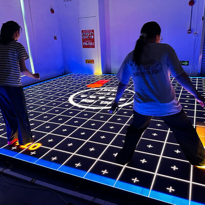 よい価格 インタラクティブLEDフロアゲームシステム 6つの選択可能なゲーム、86インチ大型スクリーン、マルチプレイヤーチームバトルモード搭載 オンライン