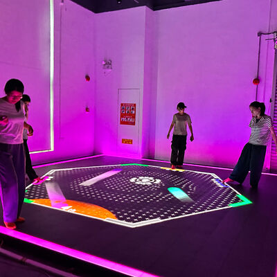よい価格 オーロラ・モーションインタラクティブなLEDフロアゲーム 21インチタッチコンソールと86インチ大型スクリーンで6つのゲームが選べる オンライン