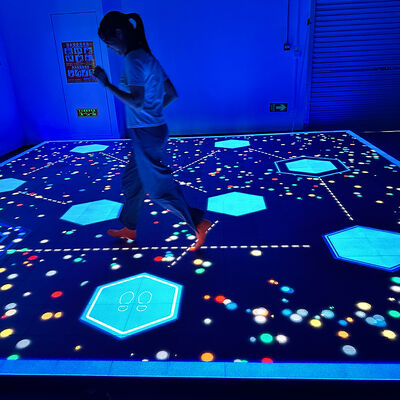 よい価格 86インチ大画面、人気ゲーム6種搭載、高収容商業施設向けインタラクティブLEDフロアゲーム オンライン