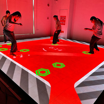よい価格 オーロラ・モーション インタラクティブ LED フロアゲーム 75インチディスプレイと 6 つの選択可能なゲーム マルチプレイヤーチームバトル オンライン